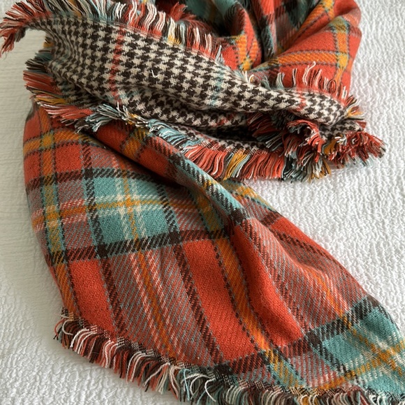 Beautiful wrap scarf, 77”long, 24”wide, 100% acrylic, smoke-free home, Beautiful - Picture 8 of 8